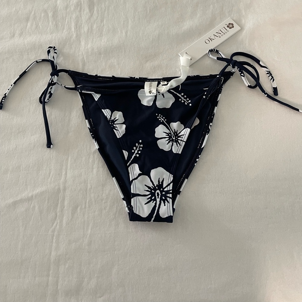 Okanui | NWT | Poseidon Reversible Bikini | Navy & White | Medium - Picture 4 of 11
